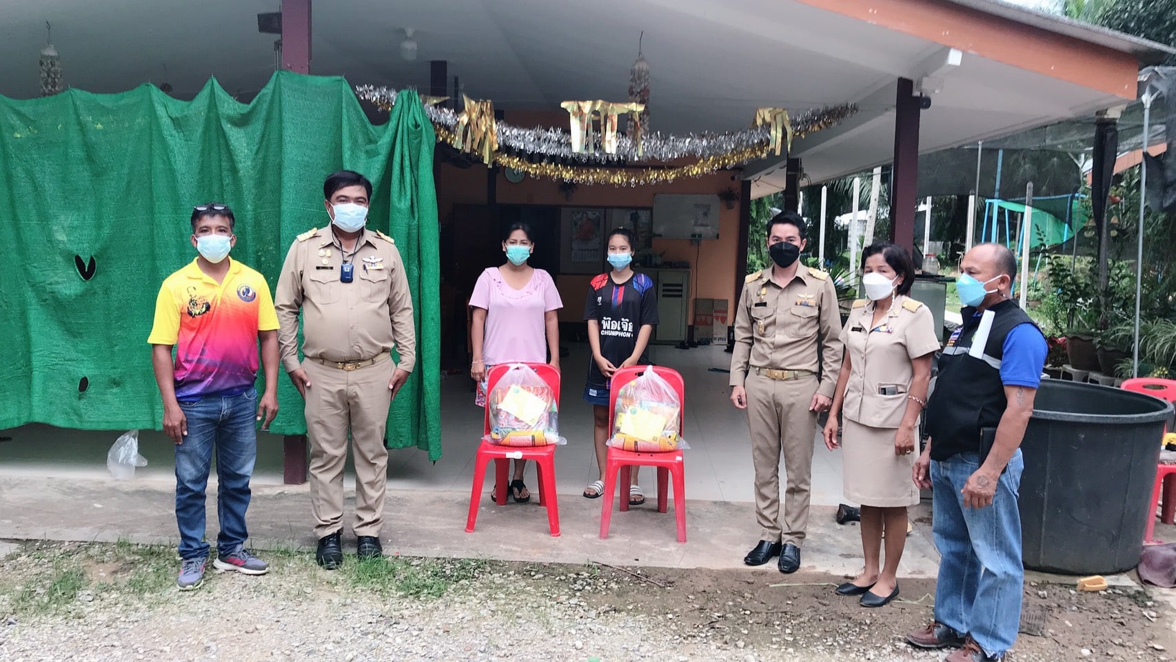 นายสุรพงศ์ ประสารวุฒิ นายกเทศมนตรีตำบลบางหมาก พร้อมด้วยทีมบริหาร สมาชิกสภาเทศบาล 👉ออกเยี่ยมให้กำลังใจและมอบถุงยังชีพให้แก่ผู้ที่กักตัว ตามคำสั่งสาธารณสุขจังหวัดชุมพร ในพื้นที่ ต.บางหมาก